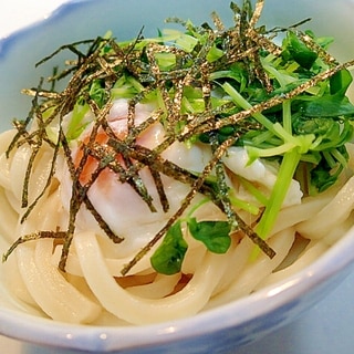 冷凍うどんで　ポーチドエッグと豆苗の麺つゆうどん♬